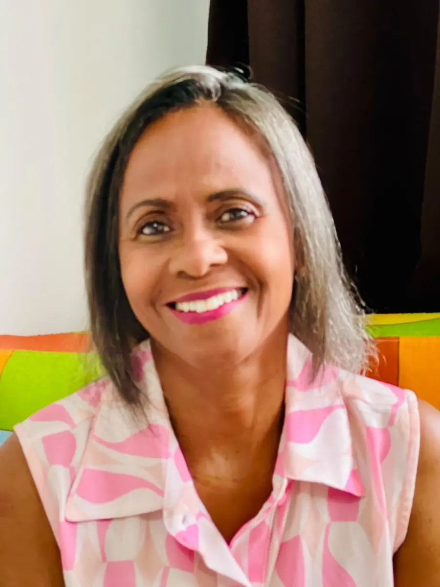Maria Lúcia da Silva sorrindo, em retrato caloroso